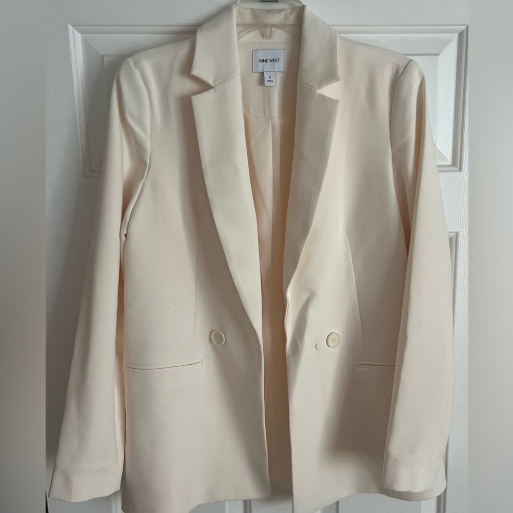 Cream colored suit jacket by Nine West fully lined in size 8. New with tags.